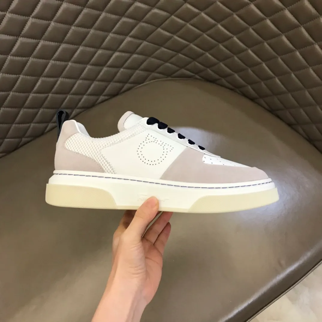 p420 "Salvatore Ferraga**" men's low-cut fashion sneakers. This casual shoe has a novel structure and is made of soft calfskin. The contrasting color elements on the upper highlight the bold and avant-garde atmosphere. The first-layer cowhide lining is high-end and comfortable. Energetic and fresh, these shoes can be worn with casual looks or add a touch of street style to elegant trousers.  Size: 38-44